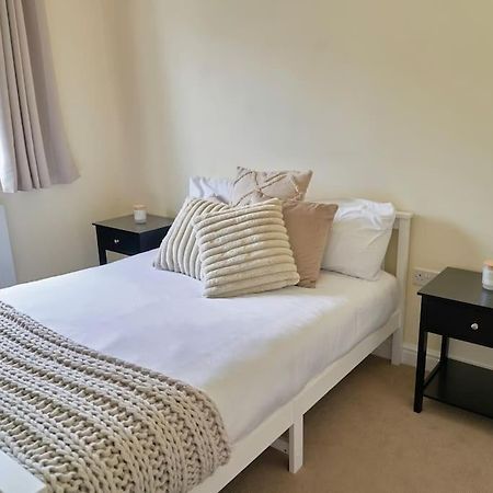 Stunning Luxury 2 Bed Apartment With En-Suite In Wokingham City Centre Esterno foto