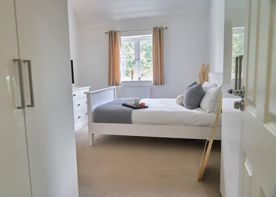 Stunning Luxury 2 Bed Apartment With En-Suite In Wokingham City Centre Esterno foto