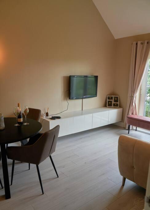 Stunning Luxury 2 Bed Apartment With En-Suite In Wokingham City Centre Esterno foto