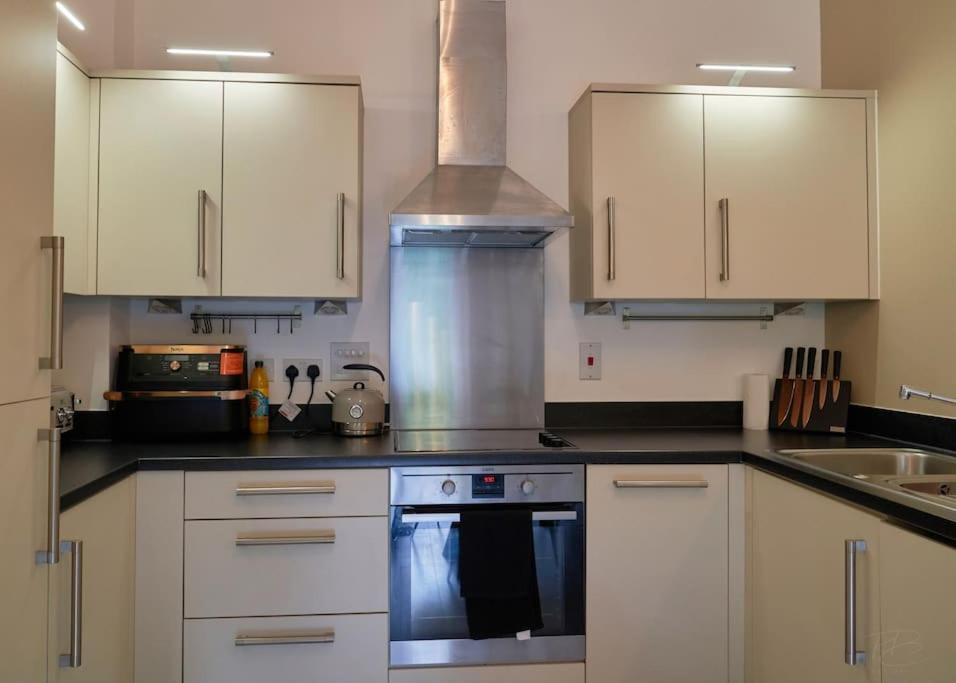 Stunning Luxury 2 Bed Apartment With En-Suite In Wokingham City Centre Esterno foto