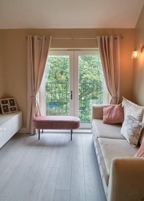 Stunning Luxury 2 Bed Apartment With En-Suite In Wokingham City Centre Esterno foto