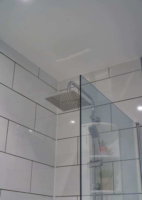 Stunning Luxury 2 Bed Apartment With En-Suite In Wokingham City Centre Esterno foto