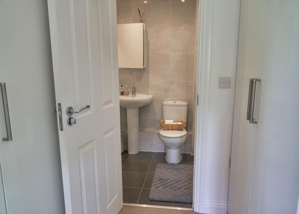 Stunning Luxury 2 Bed Apartment With En-Suite In Wokingham City Centre Esterno foto