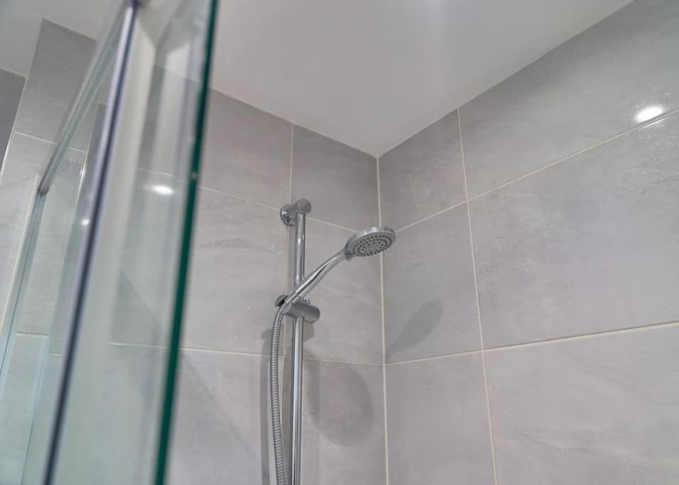 Stunning Luxury 2 Bed Apartment With En-Suite In Wokingham City Centre Esterno foto